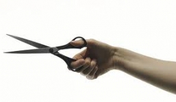 Giữa đêm cắt vụn tóc của người giúp việc vì nghi ngoại tình với chồng